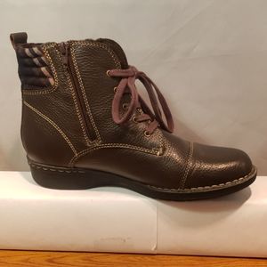 Clarks Womens Ankle Side Zipper. (Left boot only)